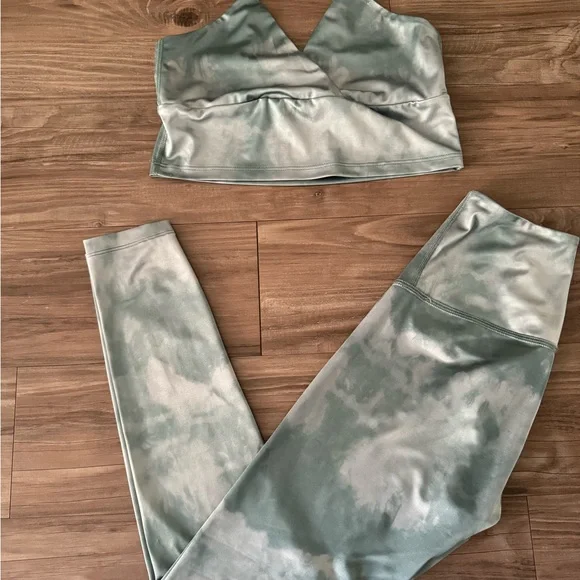 Beyond Yoga Teal Tie-Dye Leggings and Bra Set - Picture 3 of 5